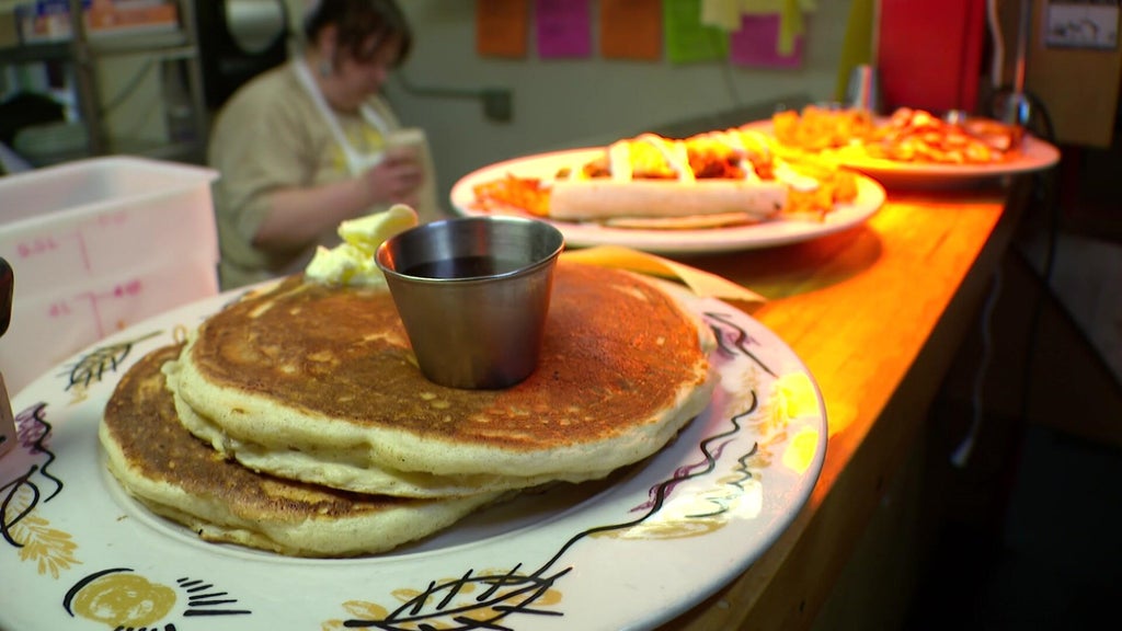 Modern Times Cafe closing at end of year after providing 30,000 free meals in wake of ICE surge — WCCO / CBS Minnesota, Rosemount Dining news