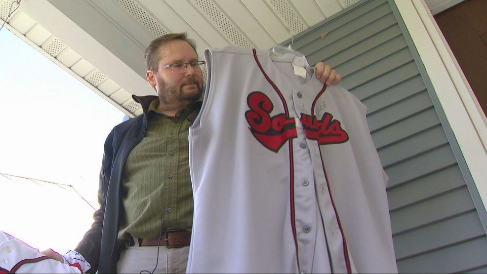 Brewers fan makes long drive from Wisconsin to Tampa Bay for Game 3 — Fox 11 Green Bay Local, Rosemount Sports news