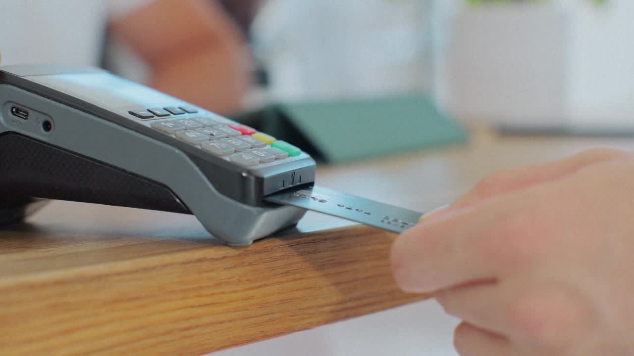 Avoiding fees when holiday shopping — Rosemount Business news