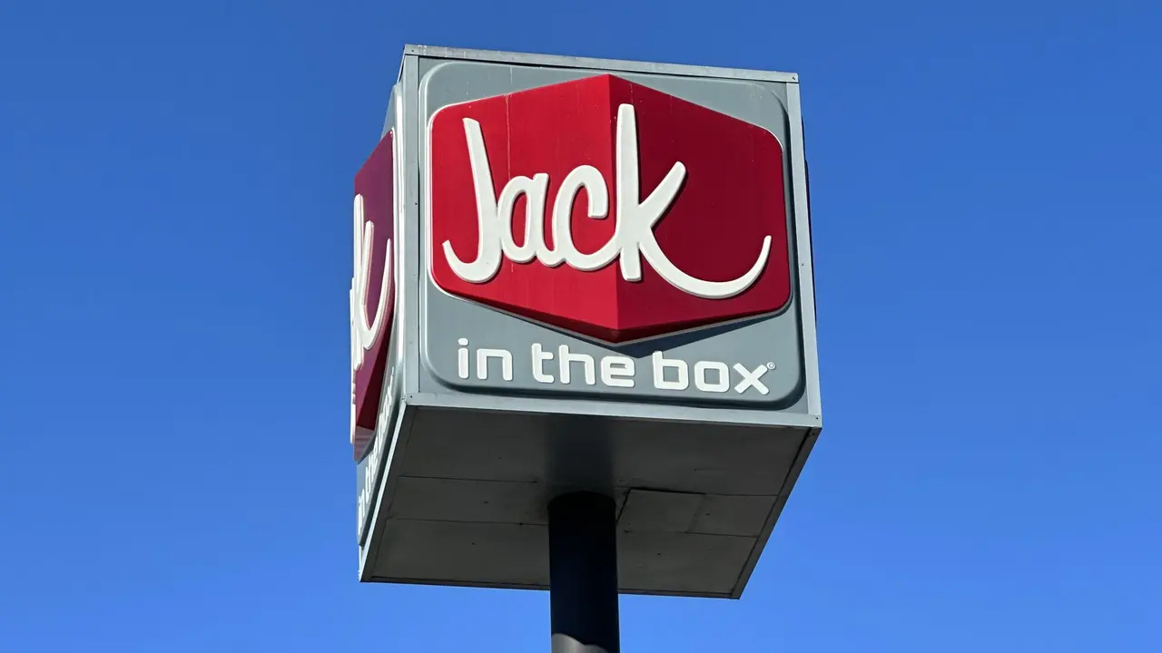 Scalding hot coffee thrown into fast-food manager’s face by angry customer, DA says — Rosemount Dining news
