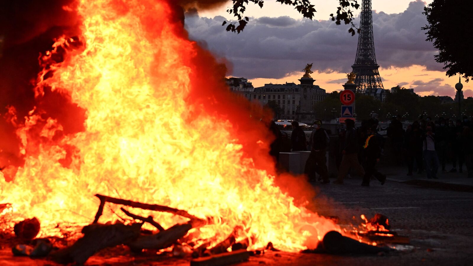 France Protests: Cars torched, shops looted as police arrest 272 demonstrators — Mint India, Rosemount Business news